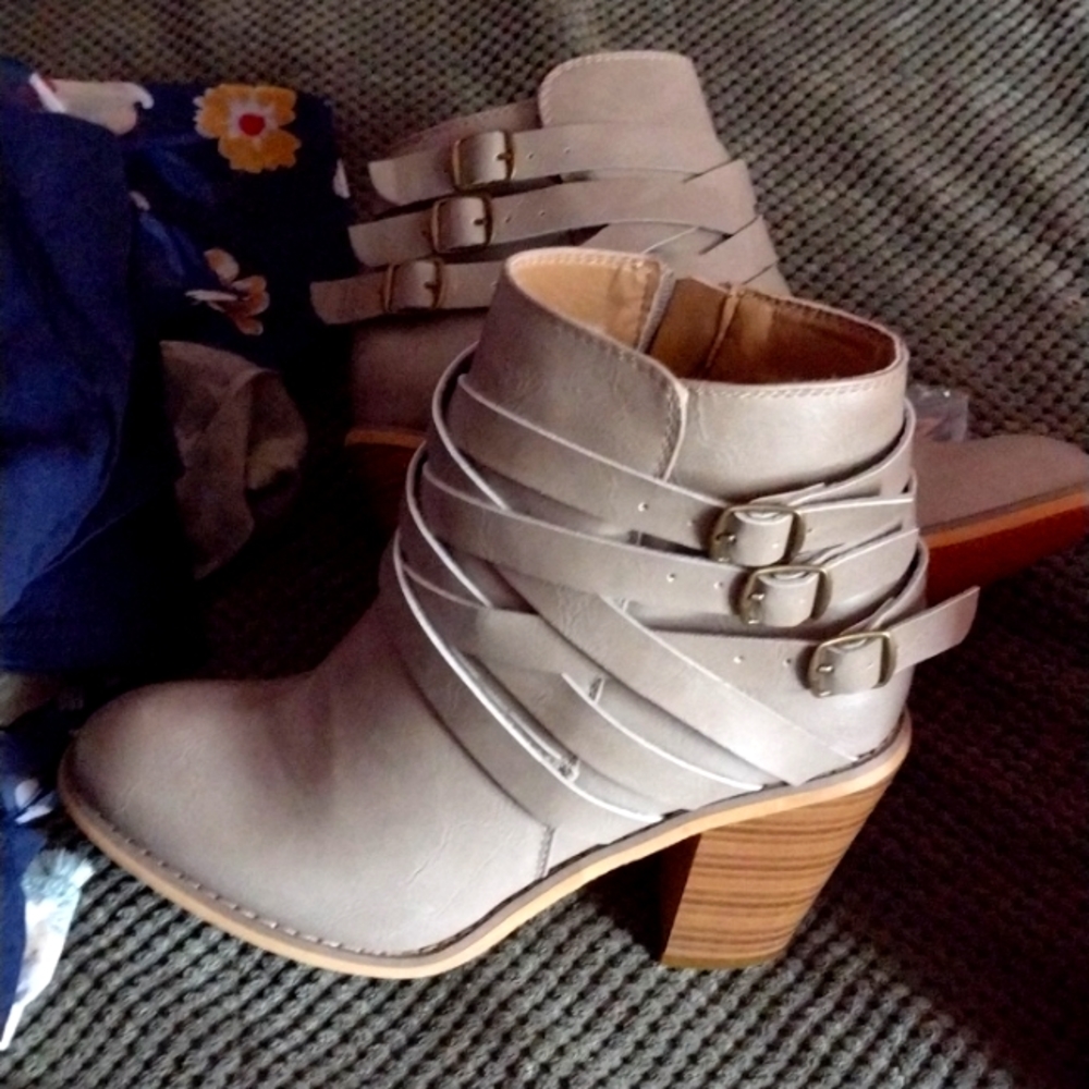 Boots size 8 never wore were too small